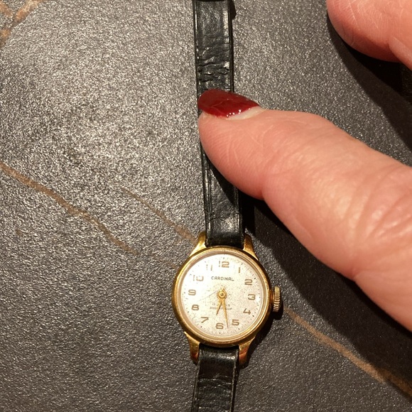 Vintage women’s watches: 
Lot of 4 Petite Watches in Good condition